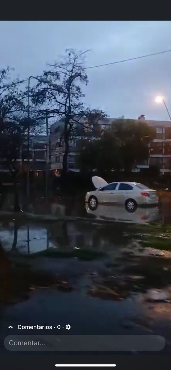 aannittss's tweet photo. Zanjón de la aguada que pasa un tramo por villa Francia en estación central al parecer se salió del cause, 5 de abril inundado https://t.co/gT2TKT84Ec