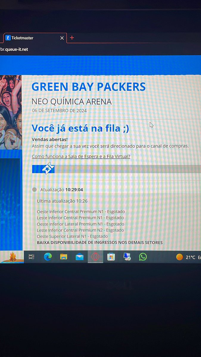 Notricss's tweet photo. Uma porcaria eles fizeram, meia hora de fila e desde as 9:30 na sala de espera pra isso?? Os verdadeiros fãs ficarão sem ingressos enquanto os cambistas irão forrar, obrigado por ter feito isso acontecer, DECEPÇÃO TOTAL!!! @NFLBrasil @Ticketmaster https://t.co/i3fJVf9D8w