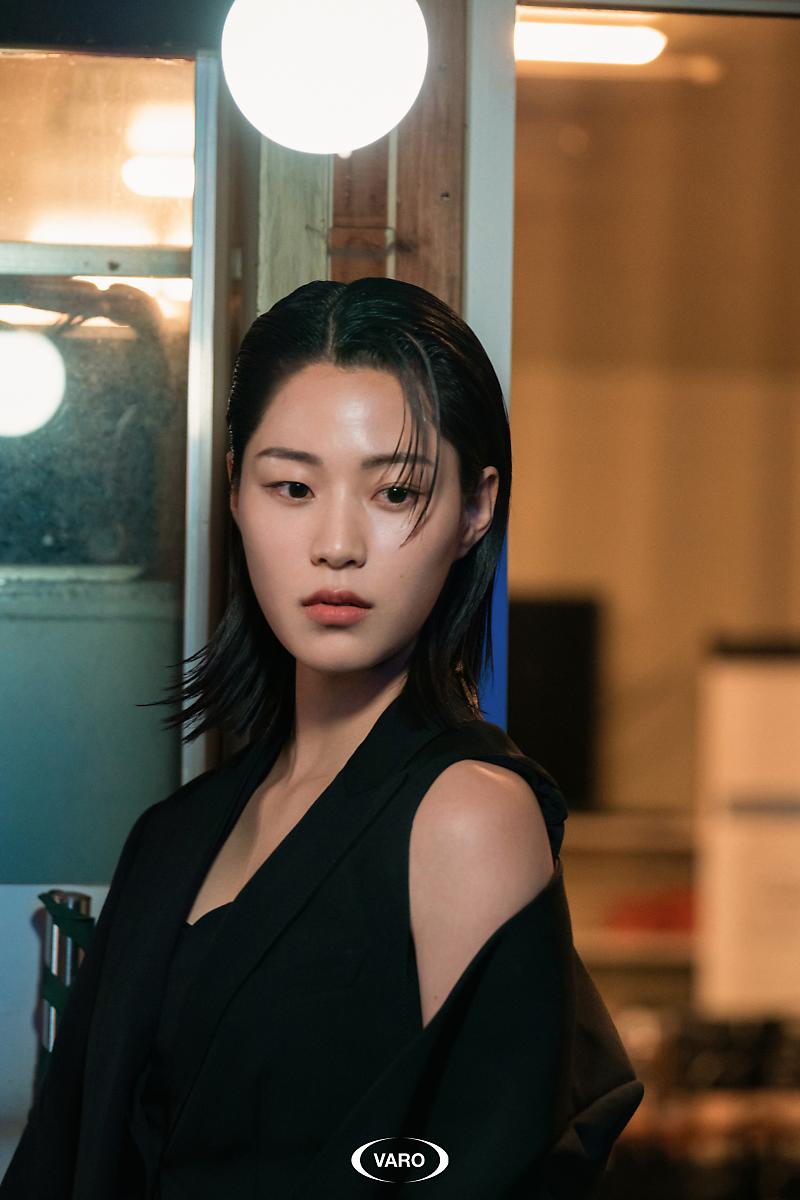 SooKyungpic's tweet photo. More behind the scenes pictures from Varo 

https://t.co/4hcCKD1Z8W

#LeeSooKyung #이수경 https://t.co/Ow5bgqkR3I
