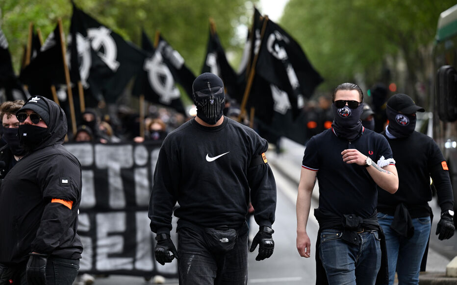 Lambdactu's tweet photo. 🇫🇷- Au soir de la victoire de Bardella, les néo-nazis du GUD sont sortis pour "casser du PD".   

- Quatre personnes ont notamment tabassé une personne LGBT à coups de bâton à Paris.   

- Ils sont actuellement jugés, l'un d'eux à déclarer aux policiers avoir hâte d'être dans 3 semaines, si le RN gagne, "pour casser du PD autant qu’on veut".  

- Le leader du GUD, Gabriel Loustau est un proche de Marine Le Pen.   

- Les 30 juin et 7 juillet, vous avez le choix, offrir le pouvoir aux néo-nazis en votant RN, ou à la gauche en votant Front Populaire.

#GUD #RN #Bardella #MLP #LegislativesAnticipées #Fascism #Fascists #MarionMaréchal #frontpopulaire #AssembléeNationale #France
