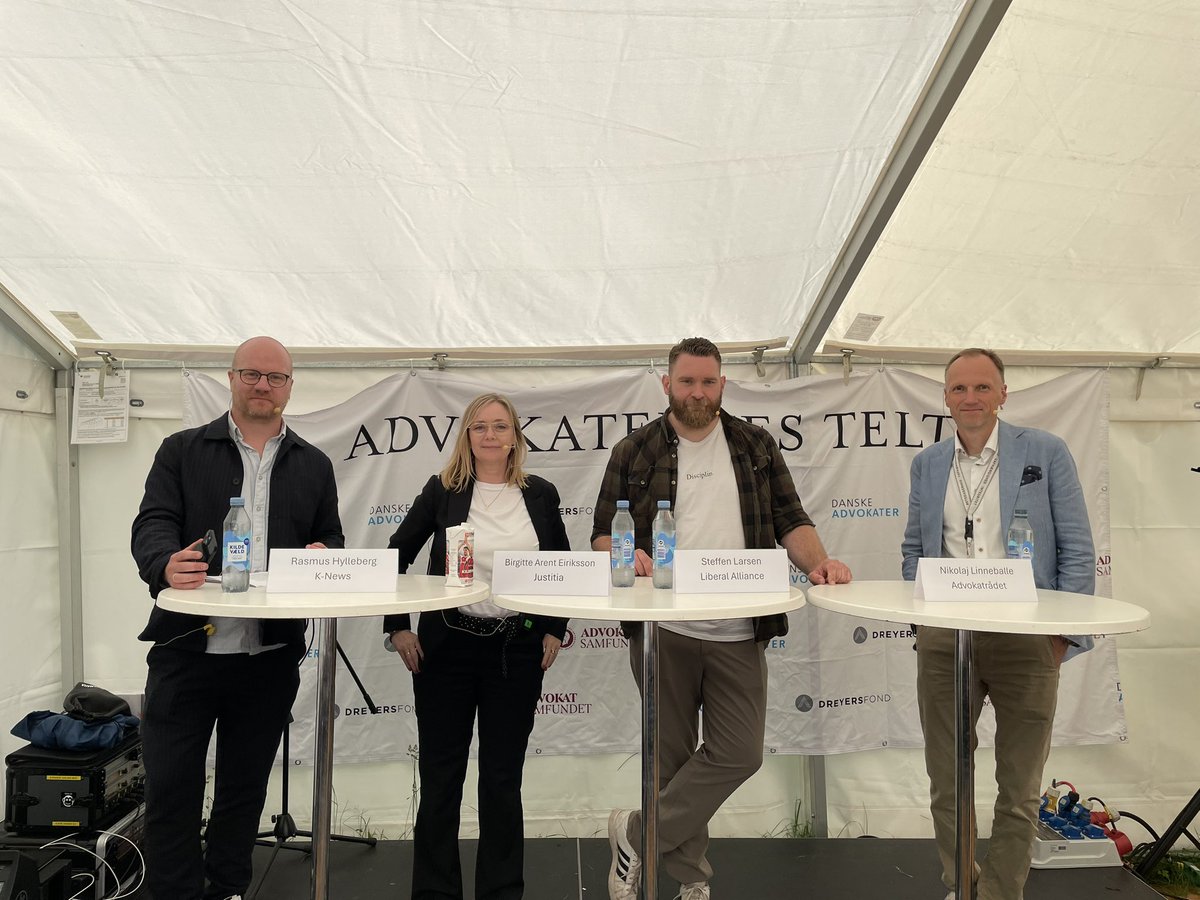 justitiaorg's tweet photo. Velankommet til folkemøde, indleder vi en stribe debatter med et vigtigt emne. Den danske retshjælpsmodel halter og der skal sættes skub i det lovforberedende udvalg, som har været igang siden 2020, men stadig ikke kommet med hverken konklusioner eller anbefalinger. #fm24 https://t.co/72ZdwK1YST