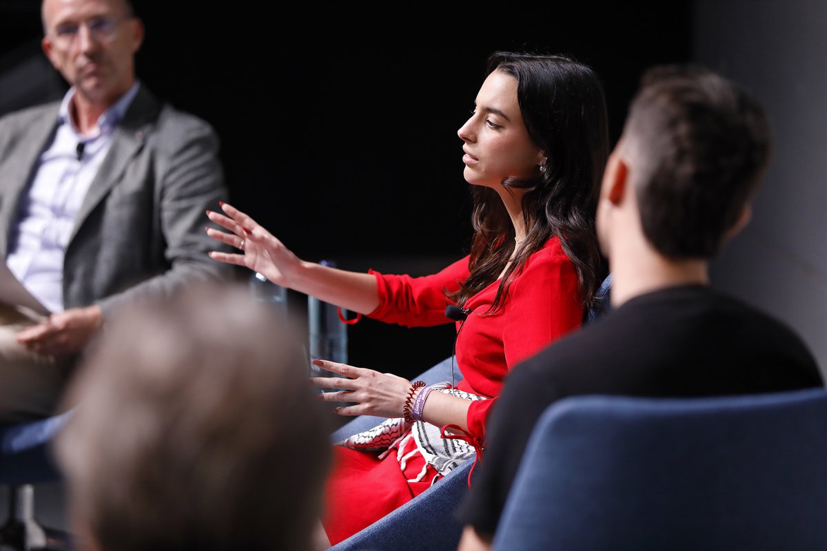 Esade's tweet photo. Tras 18 años, #EsadeAlumniSocial sigue cumpliendo con el propósito de promover la participación activa de la comunidad en la construcción de una sociedad más justa y un mundo más sostenible.
Para celebrarlo, la semana pasada recibimos a muchos de los integrantes de @EsadeAlumni en un encuentro en el que compartieron experiencias y perspectivas en relación con el compromiso social y medioambiental en el trabajo.
¡Enhorabuena por todo lo conseguido!
#ProudToBeEsadeAlumni