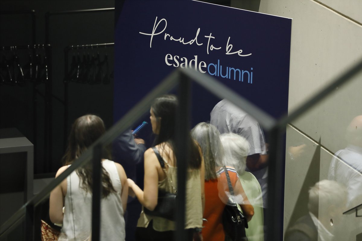 Esade's tweet photo. Tras 18 años, #EsadeAlumniSocial sigue cumpliendo con el propósito de promover la participación activa de la comunidad en la construcción de una sociedad más justa y un mundo más sostenible.
Para celebrarlo, la semana pasada recibimos a muchos de los integrantes de @EsadeAlumni en un encuentro en el que compartieron experiencias y perspectivas en relación con el compromiso social y medioambiental en el trabajo.
¡Enhorabuena por todo lo conseguido!
#ProudToBeEsadeAlumni