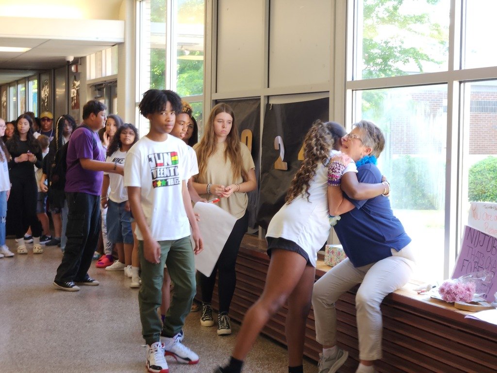 DCMS_hornets's tweet image. We celebrated Mrs. Wade, who is retiring as our School Security Officer, with a schoolwide parade. Congratulations 🎉; we will miss you❤️! She has made DCMS a great place for students and staff! 

#ItsAGreatDayToBeAHornet