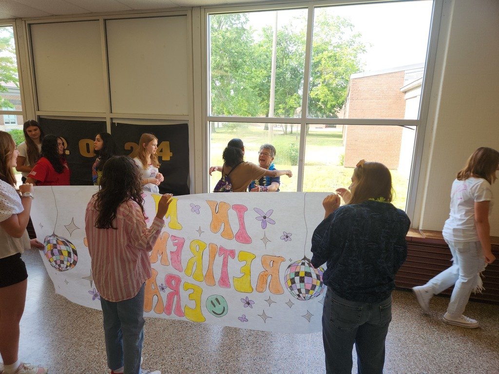 DCMS_hornets's tweet image. We celebrated Mrs. Wade, who is retiring as our School Security Officer, with a schoolwide parade. Congratulations 🎉; we will miss you❤️! She has made DCMS a great place for students and staff! 

#ItsAGreatDayToBeAHornet