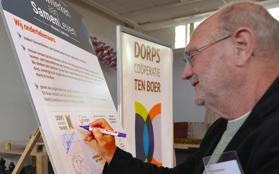 Op initiatief van Dorpscoöperatie Ten Boer hebben 25 organisaties in dit dorp e.o. vrijdag in De Oude School het manifest SamenWerken aan SamenLeven ondertekend. <a href="/dvhn_nl/">Dagblad van het Noorden</a>  <a href="/Noorderkrant/">Noorderkrant</a>  Een mooie manier waarop dorpen het met elkaar willen oppakken. 👉 ap.lc/oVBdn
