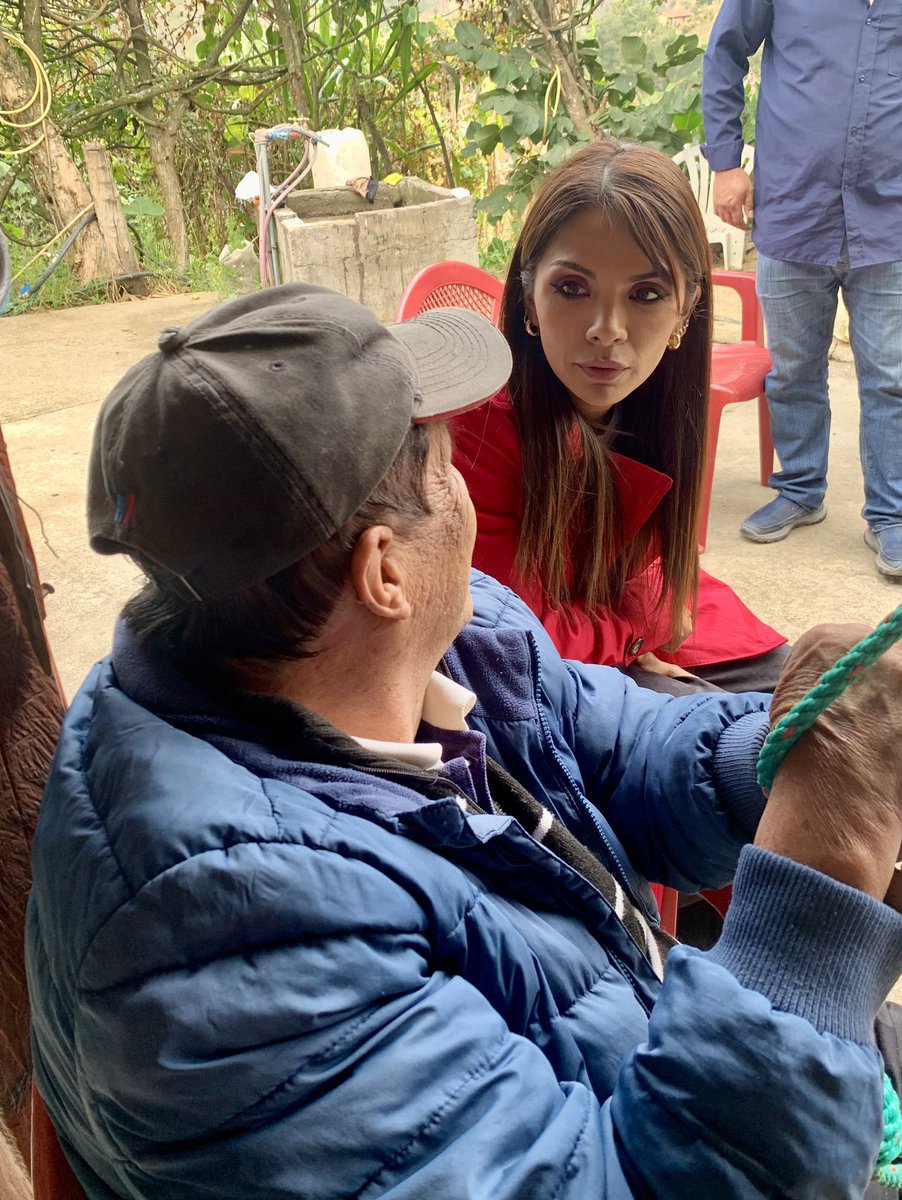 majosogo1's tweet photo. 📍 #Gualel | En el barrio #ElAri Rodrigo recibió una silla de ruedas como parte del proyecto de ayudas técnicas.
Es importante coordinar acciones que nos permitan atender las necesidades de la comunidad. 🙌🏼 https://t.co/Luln5EaCLX