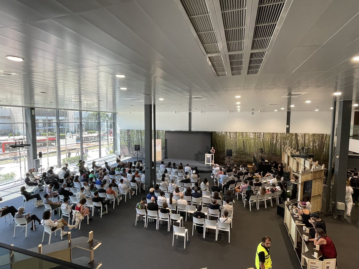 bzzzbip's tweet image. surprise! It’s Marta Verde teaching a masterclass on AI feedback loops and the unexpected. #sónar #sonarplusd