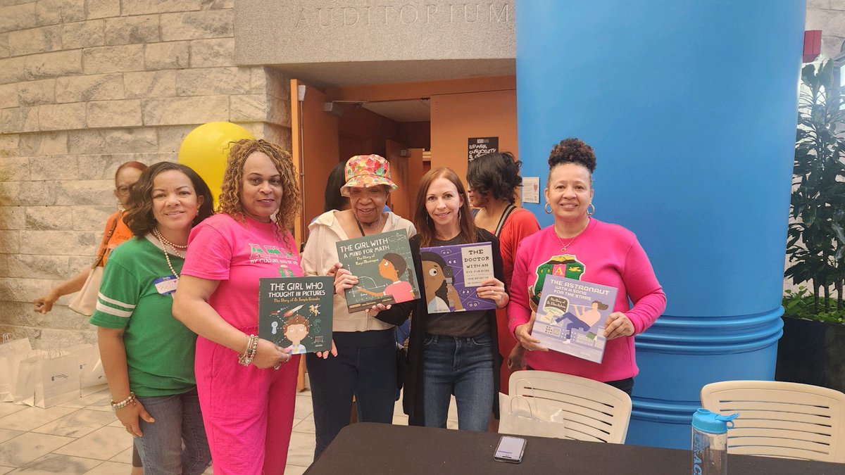 CTU helped distribute over 100 #freebooks at the #TeachTruth event last weekend. Thanks to the <a href="/AFTunion/">AFT</a> #ReadingOpensTheWorld campaign for making this possible! #RealSolutions