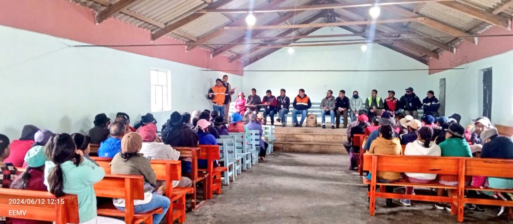 Riesgos_Ec's tweet photo. @ECU911_ @UnivEcotec @ecu911sambo 📍#Cotopaxi 
Junto a @Ambiente_Ec y  representantes del barrio El Milagro y parroquia Pastocalle, evaluamos el caso de las termas de Cunugyacu, se estableció una hoja ruta para mitigar la amenaza a movimiento en masa y conformar mesas de trabajo para valorar rutas alternativas. https://t.co/NLMNHzge9X