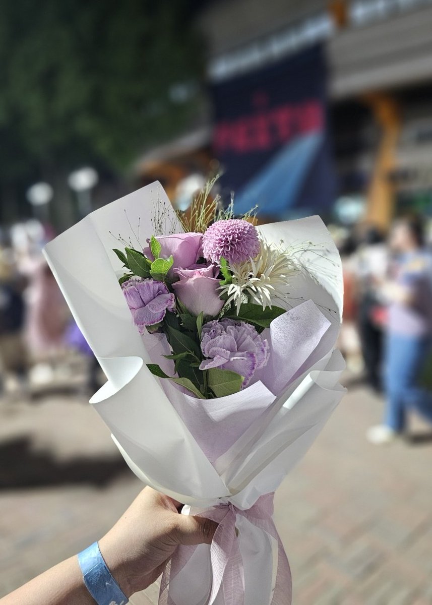 jjin_lovearmy's tweet photo. 너무 행복한 하루였다 ㅠㅠ
짧은시간이지만 석진이에게 허그하고
디애넛 슈참 문 내눈으�� 보고 듣고
챌린지랑 잇진도 보고
마지막 꽃다발까지ㅜㅠㅠㅠㅠㅠ
잊을수없는 하루를 선물해줘서 고마워🥺💜

#JIN #김석진 #SEOKJIN #방탄소년단진 @BTS_twt https://t.co/mc6S77HFc0