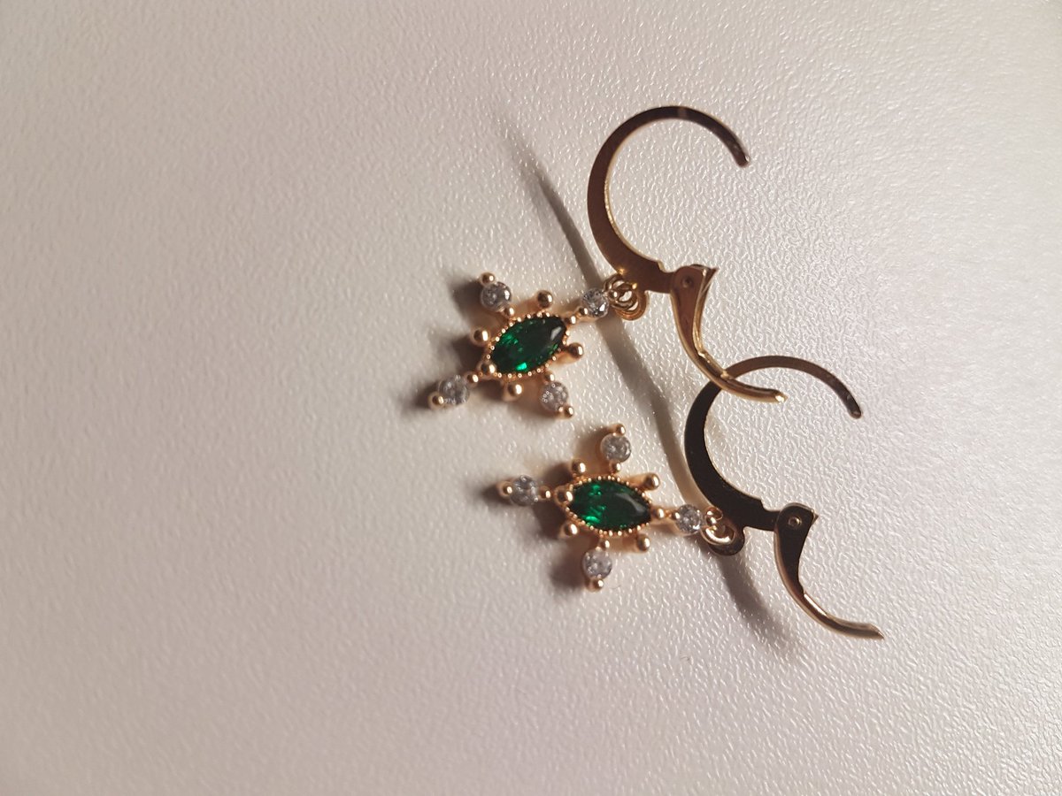 CArno20's tweet photo. Mes nouvelles boucles d'oreilles sont vrmt trop belles, je vais flex avec elles every single day, LOOK AT THESE BEAUTIES 
Encore merci à queen Assia ( @Assiko23 ) pour avoir partagé la petite reco @orisit_boutique je suis trop satisfait <3 https://t.co/3BSM3gmTv0