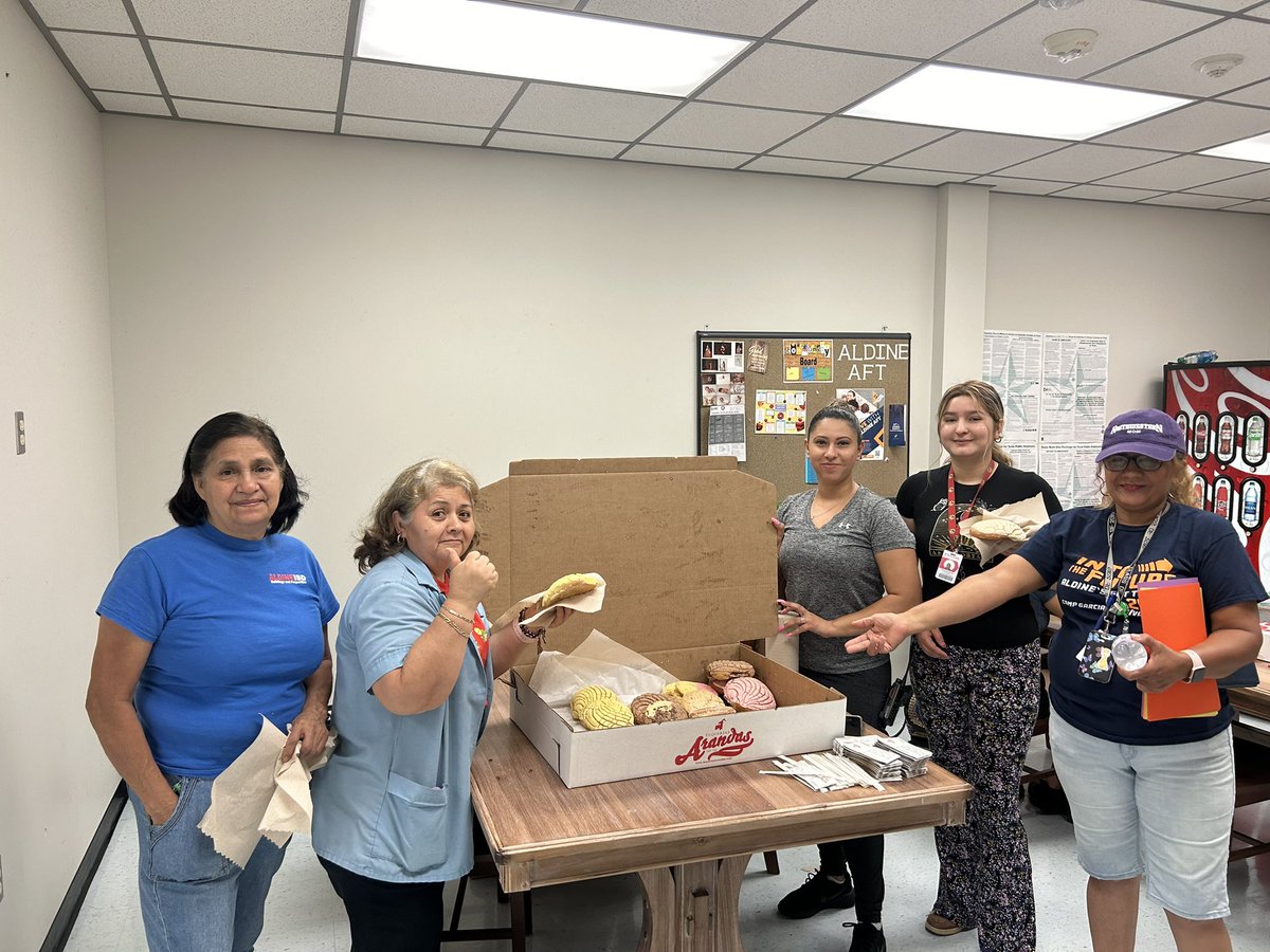 Thank you to @arandasbakery for their donation this morning. Our summer school teachers are ready to conquer sports day! 😊<a href="/bjdeleon4/">Berenice Ruiz</a> <a href="/Ms_anatoledo/">Ana Toledo</a> <a href="/MrAmes_/">Jeremy Ames</a> #powerofprimarySLE