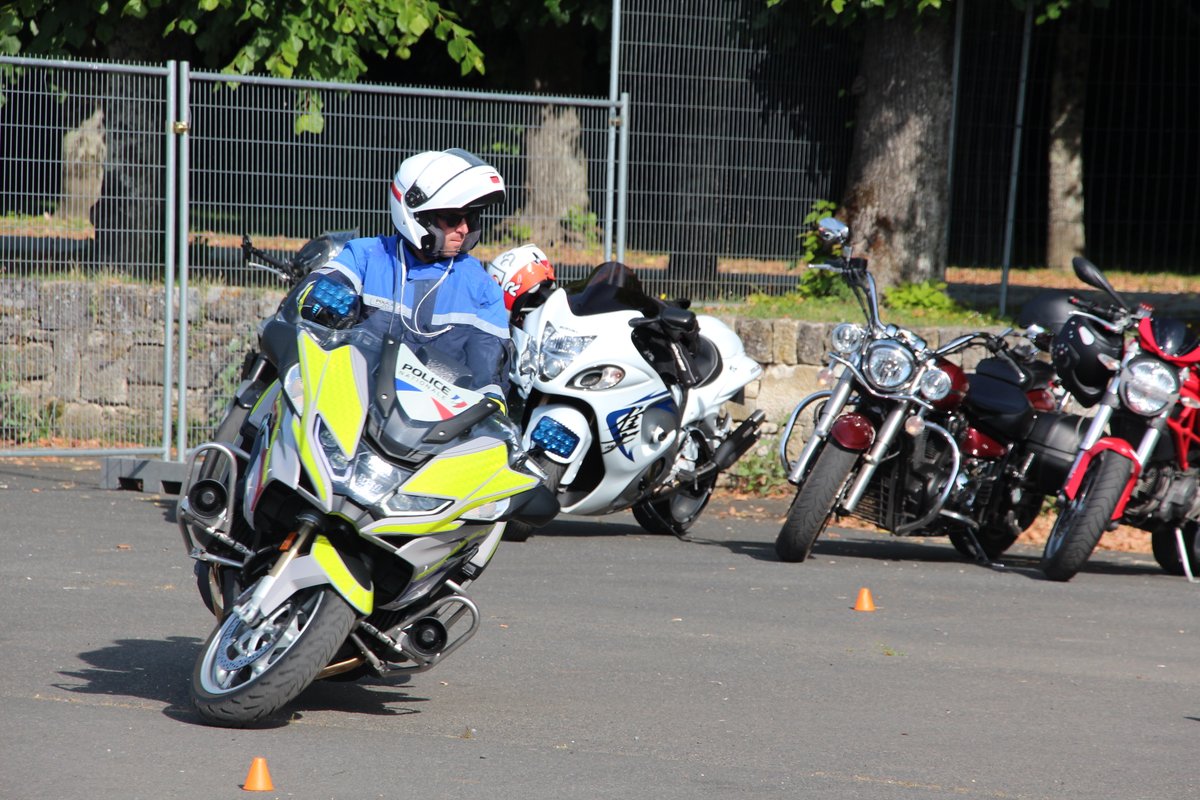 PoliceNat79's tweet photo. Les 👮‍♂️👮‍♂️ de @PoliceNat79 ont organisé avec succès la journée "Reprise de Guidon" aux côtés des militaires à St-Maixent-l'École. Une belle collaboration pour promouvoir la sécurité et le partage de bonnes pratiques ! 🚔🏍️

#Sécuritéroutiere #PoliceNationale https://t.co/eYqAUaKp2d