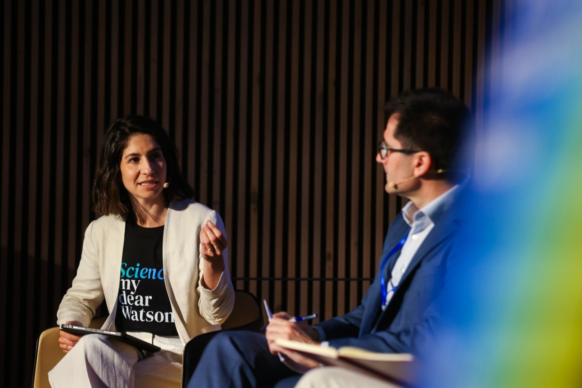 Una nova era digital al servei de les persones 🌐👨‍👩‍👦‍👦

💬A la segona taula rodona parlem de #transiciodigital

👉Liderar projectes tecnològics innovadors competitius i a la vegada ètics: regulació, models de governança i vincles de confiança en recerca.

#ConferenciaInversionsUE