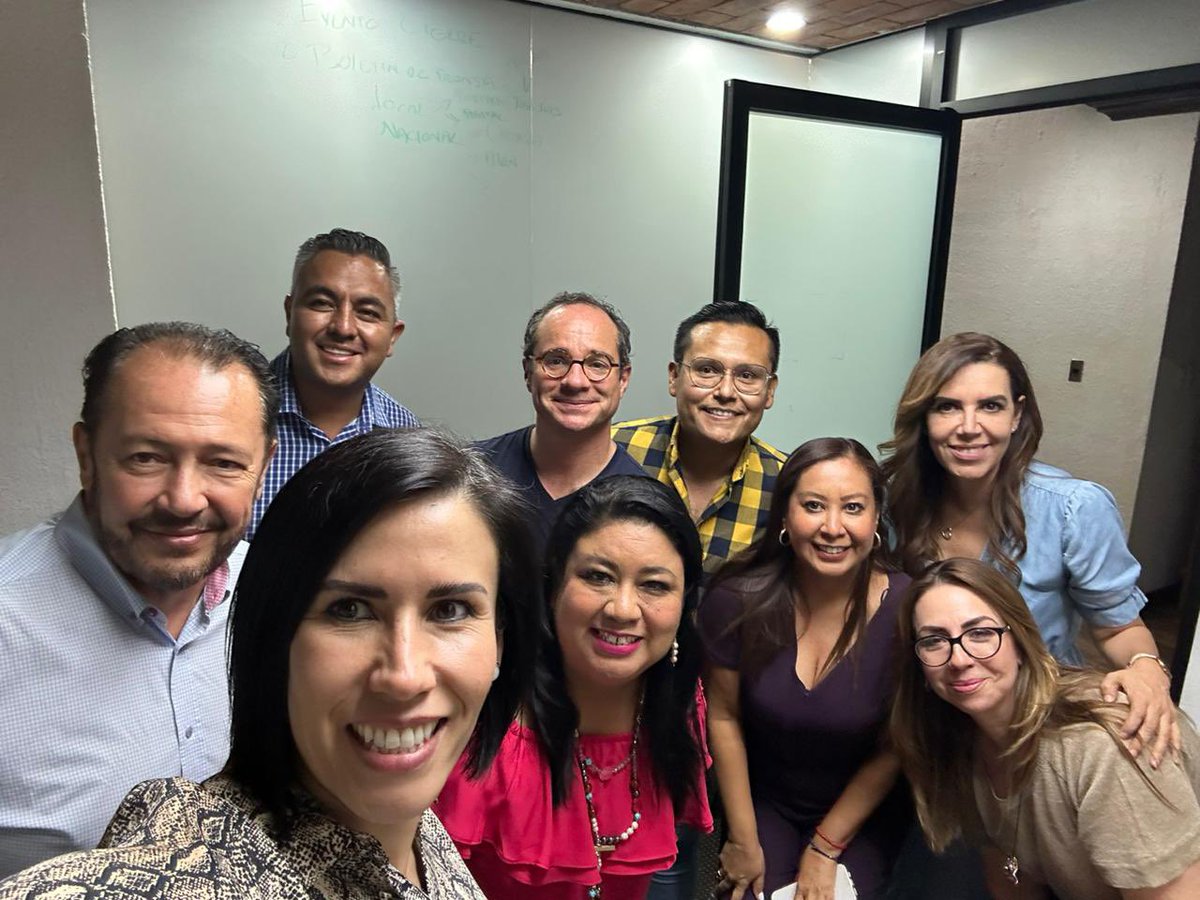 SASantibanez's tweet photo. La alegría, la disciplina, la proactividad, la energía y el optimismo son contagiosos. Quienes trabajan con pasión siempre se rodean de personas a las que inspiran a actuar de esa manera. Gracias @LibiaDennise , gracias @RosarioCoronaA y gracias todo el equipo de @pro24esp https://t.co/bZbx3lJqRh