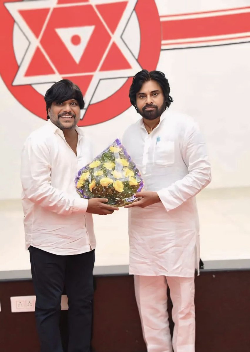 ursMallappa's tweet photo. ఈరోజు జనసేన పార్టీ కార్యాలయం లో ఆంధ్రప్రదేశ్ ఉప ముఖ్యమంత్రి శ్రీ పవన్ కళ్యాణ్ గారిని కలవడం జరిగింది.
ఈ సందర్భంగా ఆదోని కూటమి గెలుపు కై కృషి చేసిన మల్లప్ప అన్న ను అప్యాయంగా పలకరించారు... #adminpost https://t.co/6DRar3n04V