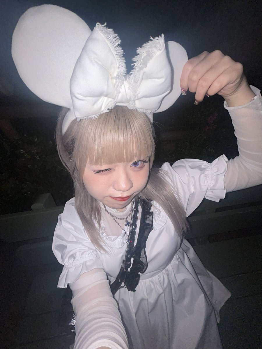0mei15's tweet photo. White Disney 🤍✮*｡ﾟ https://t.co/BVLorl4oYP