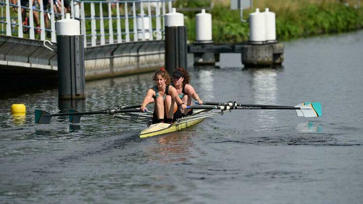 JFSCUtrecht's tweet photo. #Donatie | 29 Mei hebben Marloes en Maud de Ringvaart geroeid.💪Een tocht van maar liefst 100 km!🚣‍♀️Met hun deelname hebben zij € 1.080,- opgehaald voor het Jeugdfonds Sport &amp; Cultuur Utrecht. Een fantastische prestatie!🎊Bedankt😃
Ook een actie opzetten?➡️https://t.co/uQgOLIYsAa https://t.co/V6IO1KkTB0
