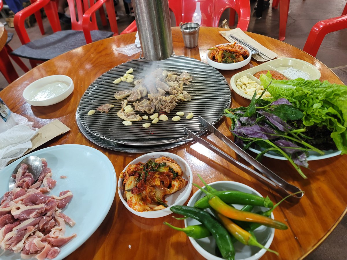 naiid2k's tweet photo. 명퇴 선배님들이 퇴사하면 매끼 챙겨 먹는 것도 일이라고 하셨는데, 흠... 이제는 회사 공짜밥이 그립겠군.
일단 오늘 중식은 아내와 외식.
동네에 꽤 유명한 생오리 구이 전문점인데, 맛 있지만 자주 사먹기에는 이제 가격이 부담되기 시작함^^; https://t.co/yhbwdGu0jE