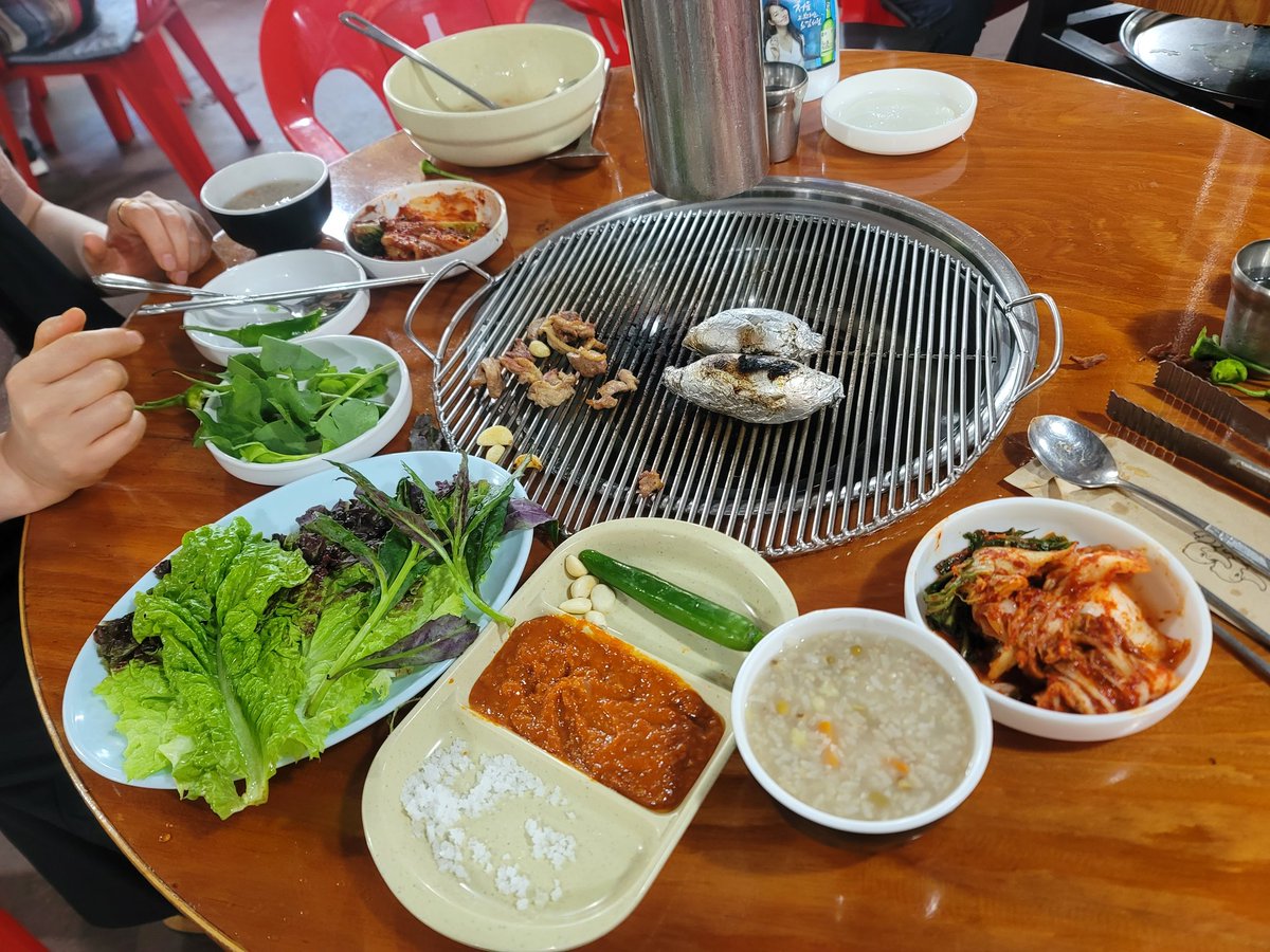 naiid2k's tweet photo. 명퇴 선배님들이 퇴사하면 매끼 챙겨 먹는 것도 일이라고 하셨는데, 흠... 이제는 회사 공짜밥이 그립겠군.
일단 오늘 중식은 아내와 외식.
동네에 꽤 유명한 생오리 구이 전문점인데, 맛 있지만 자주 사먹기에는 이제 가격이 부담되기 시작함^^; https://t.co/yhbwdGu0jE