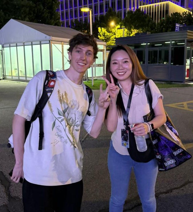 Aaaa finally got to take a pic with <a href="/OfficialBoaster/">FNATIC Boaster</a> ! 11/10 would piss off the security to pass your stickers to your fans again. 😂