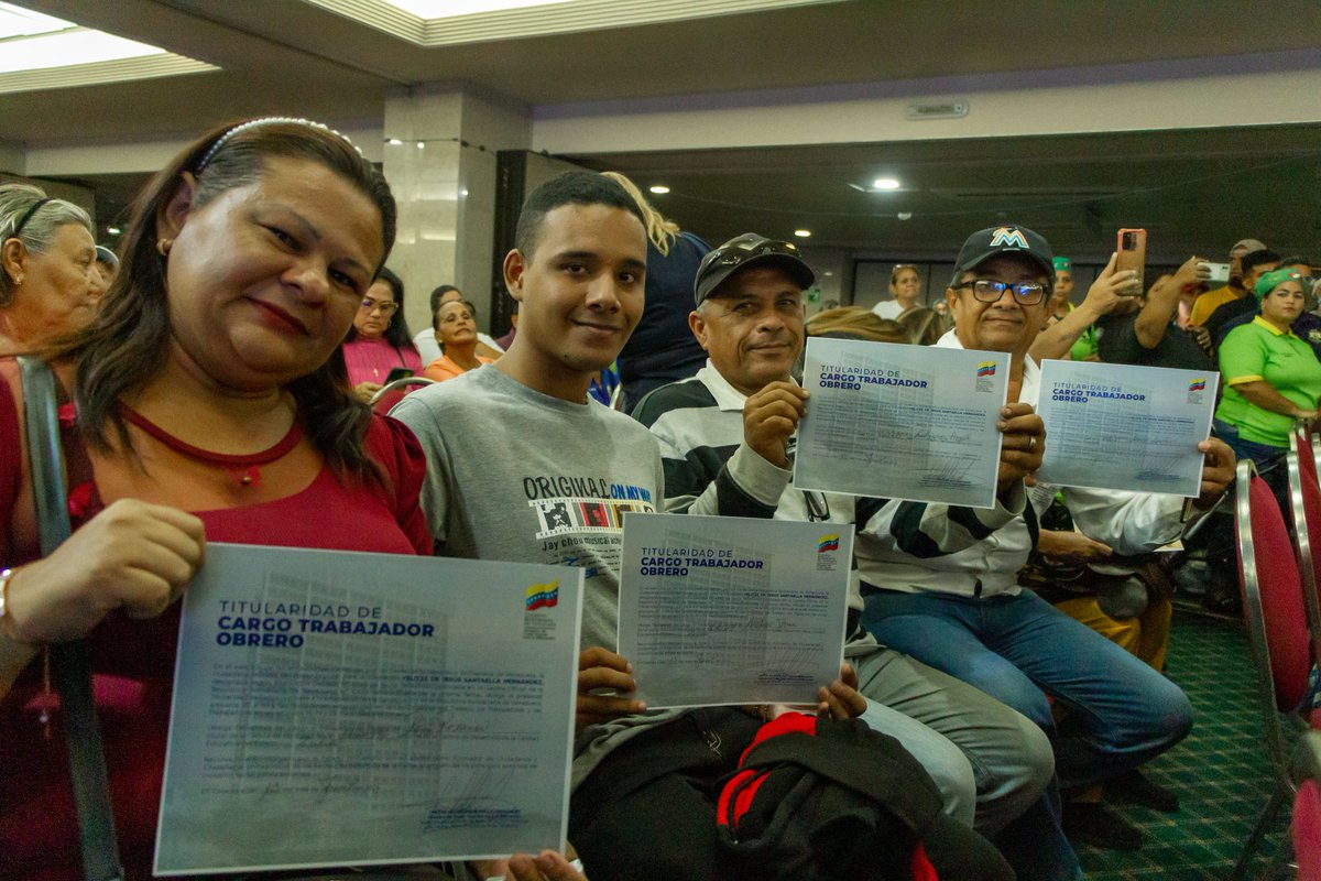 ¡Entrega de titularidades y jubilaciones en el Zulia!

Hoy, en el mcpo. Maracaibo, realizamos la entrega de 5668 de credenciales a nuestro personal docente, administrativo y obrero para honrar su compromiso con la educación en Venezuela. 

<a href="/NicolasMaduro/">Nicolás Maduro</a>
#VenezuelaPotencia