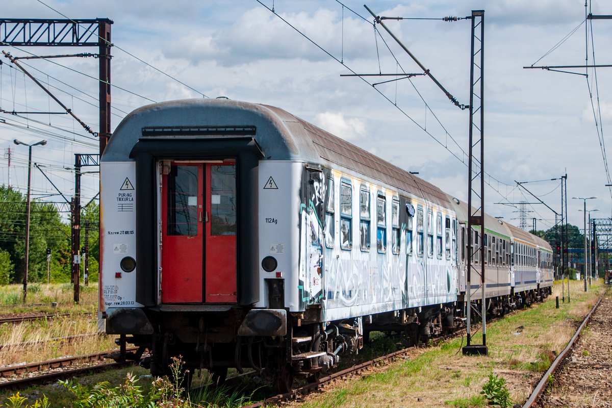 baza_wagonow's tweet photo. 🆕 Na zdjęciu dwa wagony #112Ag, które doczekają się w końcu swojej drugiej naprawy na poziomie P5.
Przez parę lat oczekiwały swoich losów we Wrocławiu
✅ 50 51 19-70 359-1
✅ 51 51 19-70 004-2
Wyjadą jako zmodernizowane przez #FPS "Combo".
Fot. kilanziom / m0ke / WGK https://t.co/iNlfsRAbuF