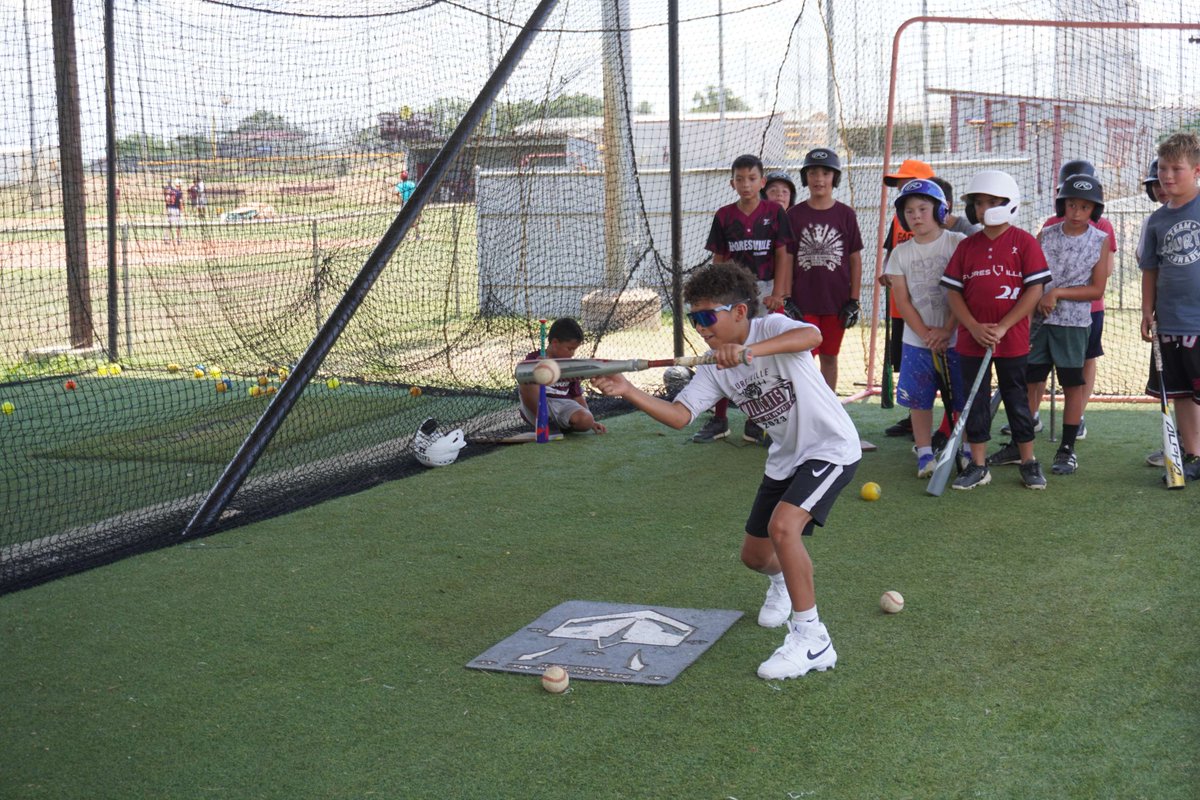 FloresvilleISD's tweet photo. It's the last day of the Tiger &amp; Jaguar Sports Camps! We've been happy to see so many kids having fun and working hard to better their skills in the sports they love. Great job, kids and coaches! #GoTigers #GoJaguars https://t.co/45pADRLi4N