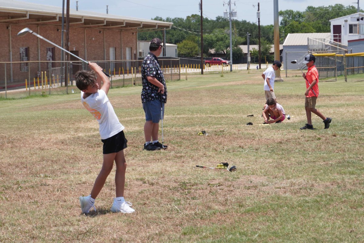 FloresvilleISD's tweet photo. It's the last day of the Tiger &amp; Jaguar Sports Camps! We've been happy to see so many kids having fun and working hard to better their skills in the sports they love. Great job, kids and coaches! #GoTigers #GoJaguars https://t.co/45pADRLi4N