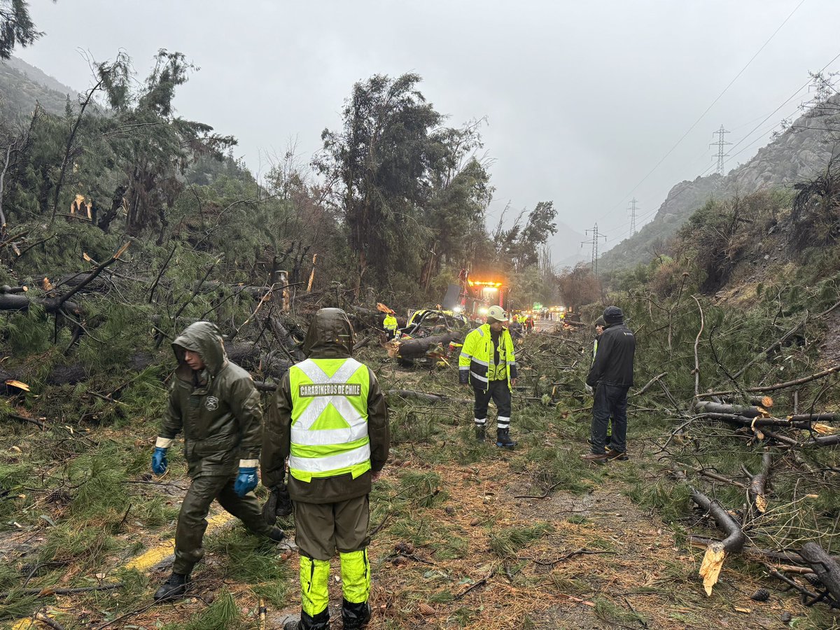 #LoBarnechea: Carabineros de la 53ª Comisaría y la Tenencia (T) Farellones están desplegados desde la madrugada para el apoyo en los cortes de la Ruta G-21 y la orientación a los conductores que transitan por ella.
#CarabinerosDeTodos
