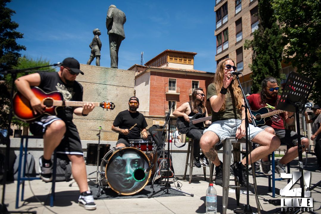 ZLiveOficial's tweet photo. Valkyria y @DaeriaOficial han calentado motores esta mañana en la plaza del Maestro en el centro de Zamora.
#valkyria #daeria #zlive #zliverock #zlive2024 https://t.co/TipTxmkl5I