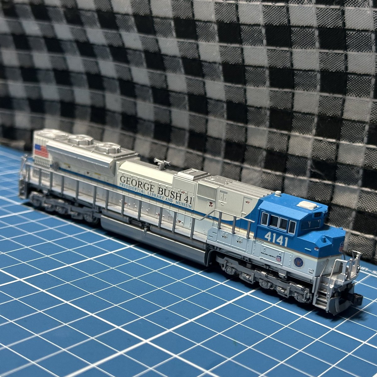 hibiyasen48ver2's tweet photo. ユニオンパシフィック特別塗装機
ジョージブッシュ大統領カラー❗️
#Nゲージ
#鉄道模型
#KATO
#KATOUSA
#unionpacific
#ユニオンパシフィック鉄道
#uprr
#SD70ACe
#UP4141 https://t.co/W1ScRuQ0PQ