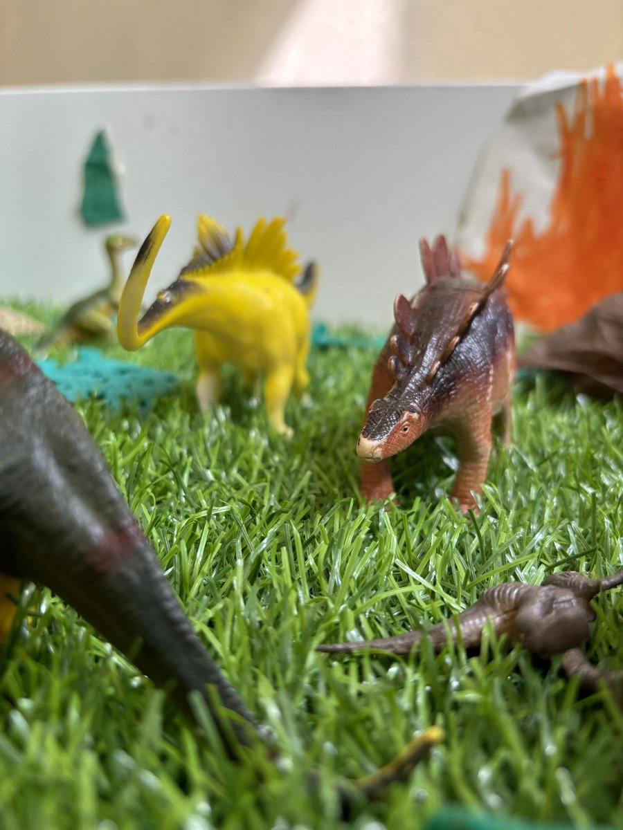 🦕🦖 Si us passegeu per I4 de #JECasp, veureu diferents exemplars de dinosaures! 🦴 La paleontòloga Dra. Fòssil va demanar ajuda als infants per escriure un article i hi han contribuït investigant a fons!

📷 <a href="/IgnasiHeras1/">Ignasi Heras</a>