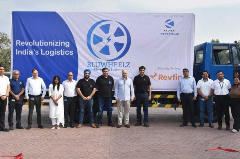 thbotstory's tweet photo. Revfin teams up with Bluwheelz &amp; Kalyani Powertrain to electrically retrofit N3 category trucks @revfinindia @bluwheelz  

https://t.co/dDwaR2Ggcc https://t.co/nBdLkVwcjf