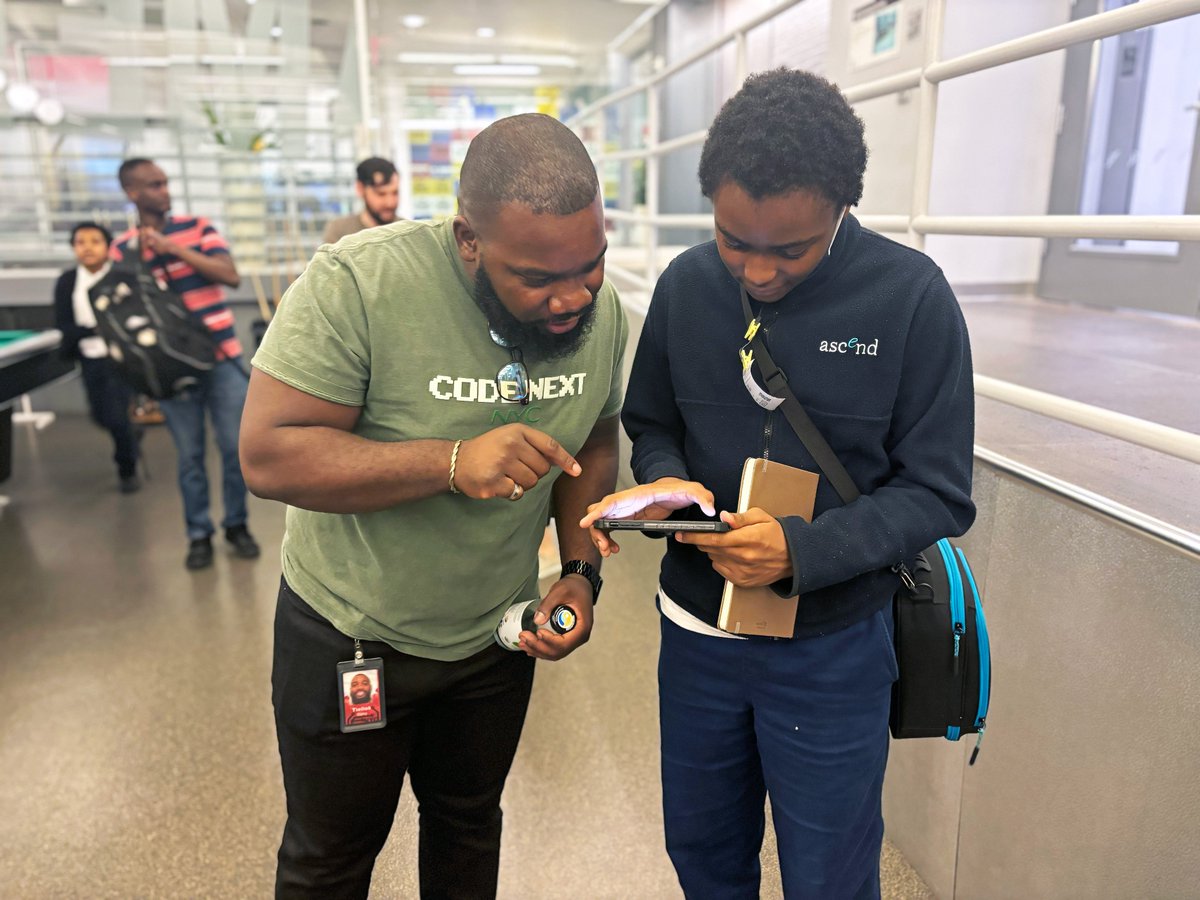 HelloWorldK12CS's tweet image. Students from @ascendschools , @uncommonschools , @FLACSNYC, Future Leaders Institute, &amp;amp; @KIPPNYC  got hands-on experience at @Google NYC this week w/ app design challenges, panels with employees, &amp;amp; more. An inspiring day of possibilities w/ computer science! #googlecodenext