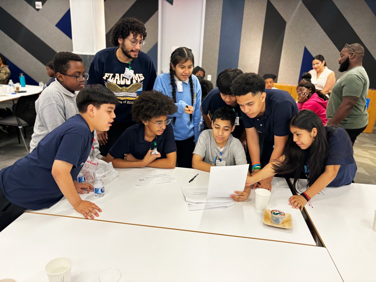 HelloWorldK12CS's tweet image. Students from @ascendschools , @uncommonschools , @FLACSNYC, Future Leaders Institute, &amp;amp; @KIPPNYC  got hands-on experience at @Google NYC this week w/ app design challenges, panels with employees, &amp;amp; more. An inspiring day of possibilities w/ computer science! #googlecodenext