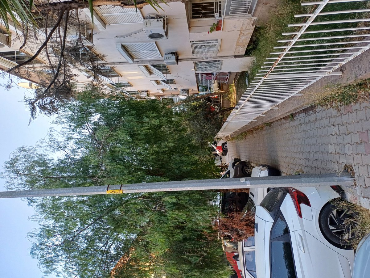 Syn <a href="/Hkinayy/">Helil KINAY</a> öncelikle seçim başarınızı kutlar , makamınızın hayırlı olmasını dilerim . Başkanım , mümkünse  sizden bir istirhamım olacak . Ailemin yaşadığı Apartmanın önündeki ağaçların dalları pencereden içeri girmek üzere . 9002 / 9218 köşesi
<a href="/KarabaglarBel/">Karabağlar Belediyesi</a>