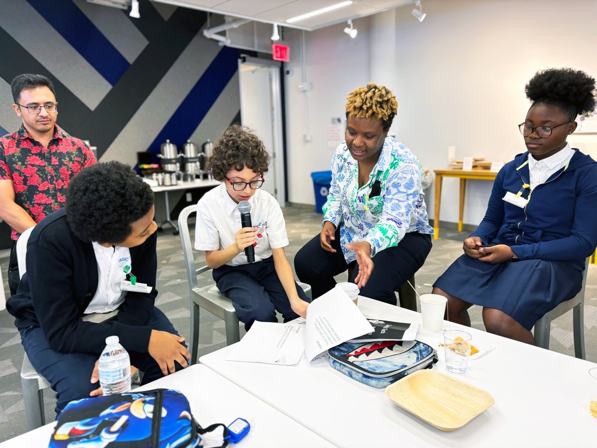 HelloWorldK12CS's tweet image. Students from @ascendschools , @uncommonschools , @FLACSNYC, Future Leaders Institute, &amp;amp; @KIPPNYC  got hands-on experience at @Google NYC this week w/ app design challenges, panels with employees, &amp;amp; more. An inspiring day of possibilities w/ computer science! #googlecodenext