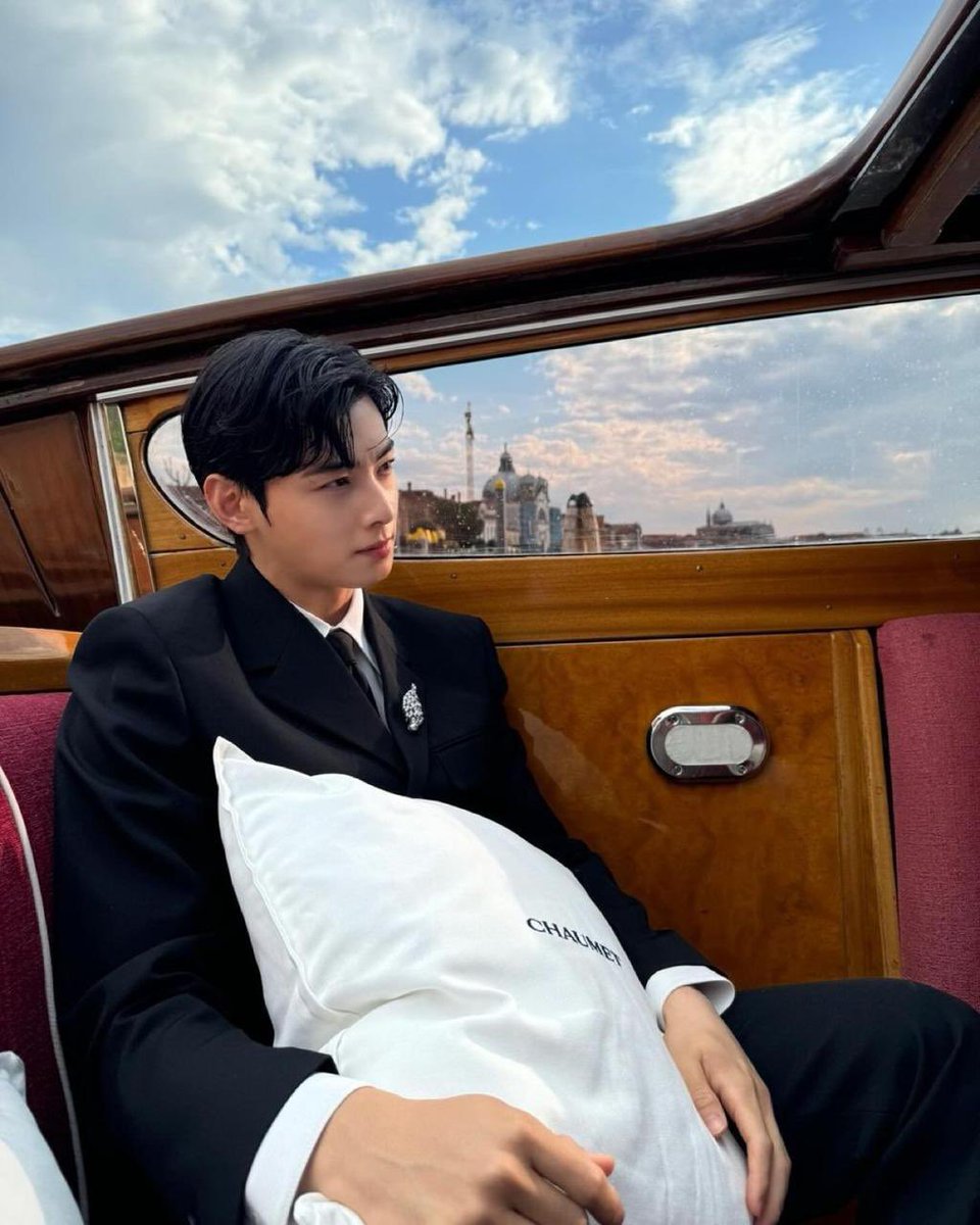 330film's tweet photo. pov: you’re on a summer date with eunwoo https://t.co/kE61F1pQiH