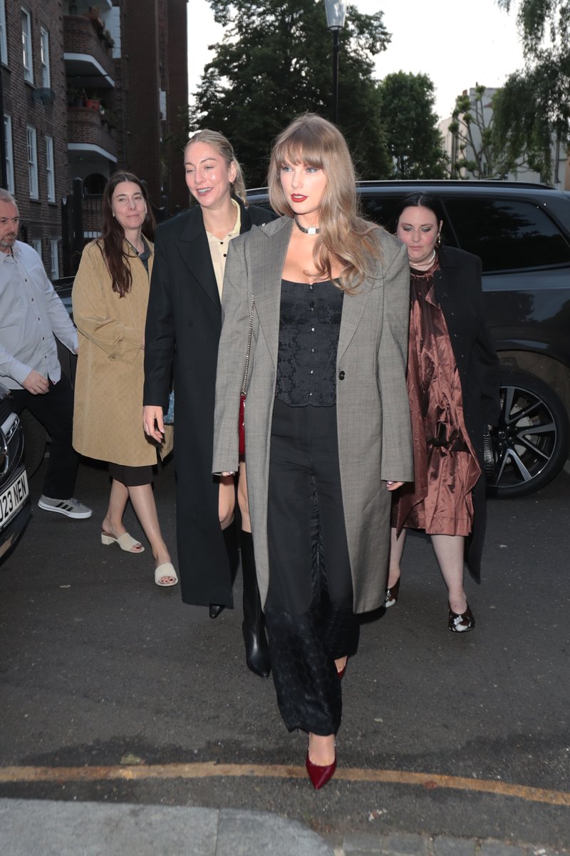 adoringts's tweet photo. Taylor Swift arriving at Casa Cruz restaurant on June 11 in Notting Hill, London. 

📸 More photos: https://t.co/p7R3e4ml4u https://t.co/fBc9O9ulLC