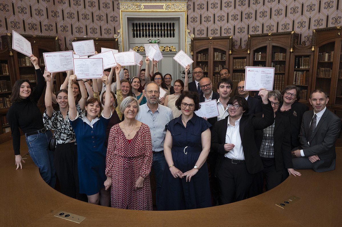 Ecoledeschartes's tweet photo. Les diplômes d’archiviste paléographe ont été remis par @m_bubenicek, directrice de l’@Ecoledeschartes-@psl_univ, le 7 juin à la bibliothèque de l’École. Accéder au reportage photographique et consulter la liste des diplômés ➡ https://t.co/Bq5eeVHMnk

📷 © ENC - cl. D. Plowy https://t.co/knPAGXgnmM