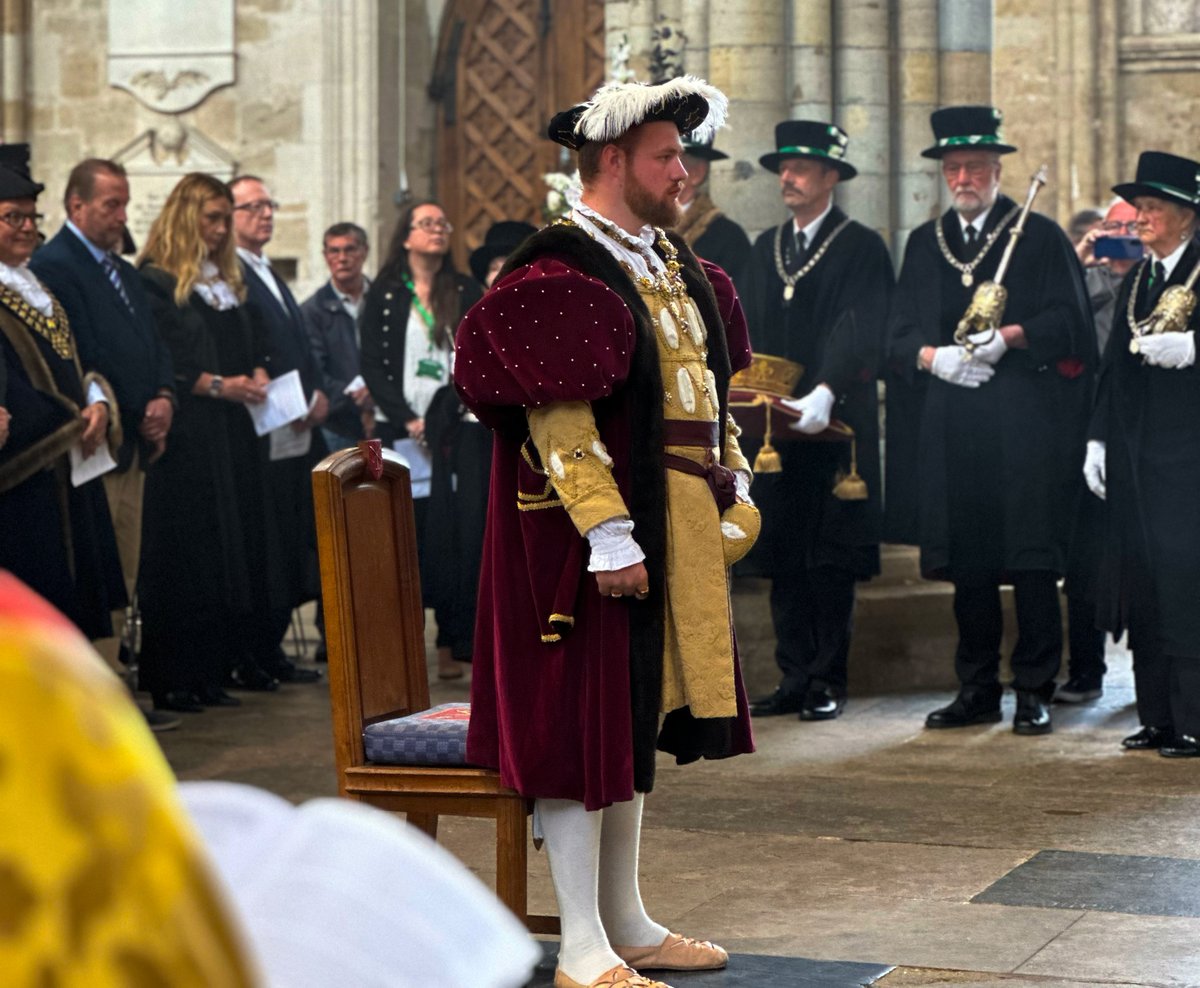 ExeterCathedral's tweet image. Today we had the honour of welcoming ‘King Henry VIII’ at Exeter Cathedral. ‘King Henry’ processed from Exeter Guildhall with his entourage towards the Cathedral and was greeted with ceremonial Tudor music performed by Exeter University Chapel Choir, and His Majesty’s Sagbutts…
