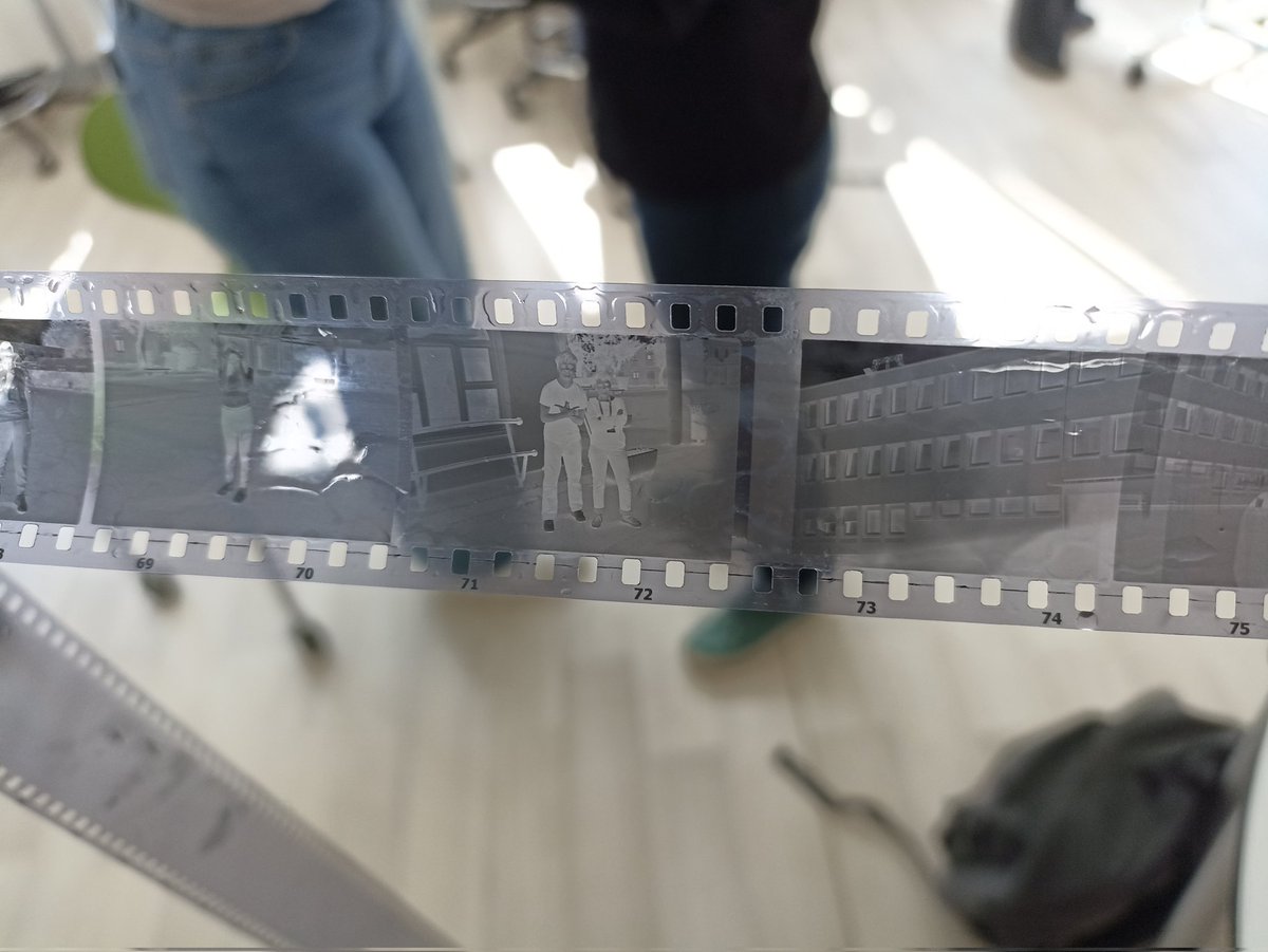LyceeJeanMace's tweet photo. Journée d'ateliers de pratiques 📷 au 🏫 : initiation au cyanotype le matin et à la 📷 argentique l'après-midi.
Merci à Alice Petit, photographe, et Sacha Leeman, étudiante photographe, d'avoir partagé leurs techniques avec nos élèves! #eac
@acnancymetz @daac_nancy_metz @Dsden57 https://t.co/cjYg6Ec0pb
