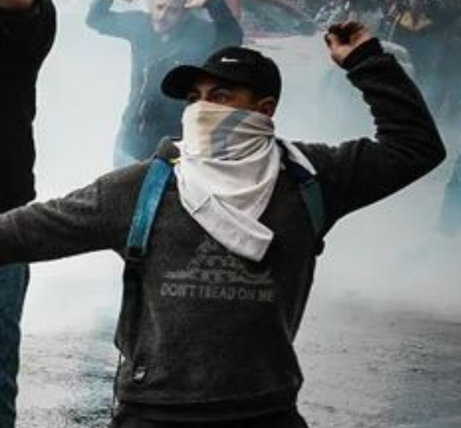 Cheche623's tweet photo. @izquierdadiario #InfiltradosDeMilei... Tan soretes como el... Espero que las fiscalías, se pongan las pilas,  no imputen manifestantes (Tenemos Derecho a reclamar pacíficamente), y busquen a los delincuentes responsables de los desmanes,dentro de las fuerzas y servicios. No? #SenadoresCómplices https://t.co/z0zM0KJH9y