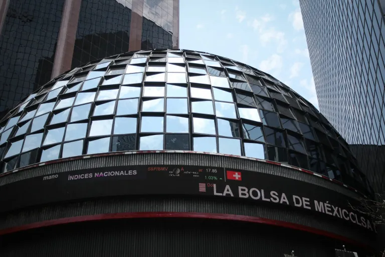 🧵La reacción de analistas y periodistas financieros afines al neoliberalismo ante la caída en la Bolsa Mexicana de Valores –tras las elecciones del 2 de junio– se explica porque la economía neoliberal apuesta al pánico cuando los países recuperan soberanía, explica el doctor en