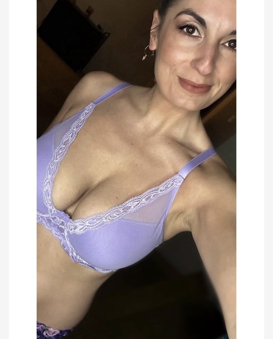 I feel the lavender haze creeping up on me 💜 #lavender #haze #lavenderhaze #panties #purplepanties #floralpanties<a href="/tag/lavender"class="tags">#lavender</a><a href="/tag/curves"class="tags"><span>#curves</span></a><a href="/tag/makeup"class="tags"><span>#makeup</span></a><a href="/tag/panties"class="tags"><span>#panties</span></a><a href="/tag/eyebrows"class="tags"><span>#eyebrows</span></a><a href="/tag/smirk"class="tags"><span>#smirk</span></a><a href="/tag/curvesahead"class="tags"><span>#curvesahead</span></a>