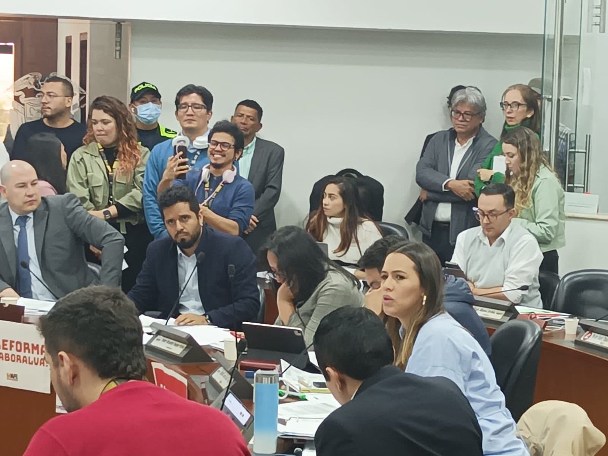 ¡¡Gran noticia para los miles de aprendices del SENA!!

Se acaba de aprobar el Comisión Séptima de Cámara el Artículo 24 que le devuelve el carácter laboral al contrato de aprendizaje, y el 26 que aumenta el valor de la monetización para estimular la contratación de aprendices.