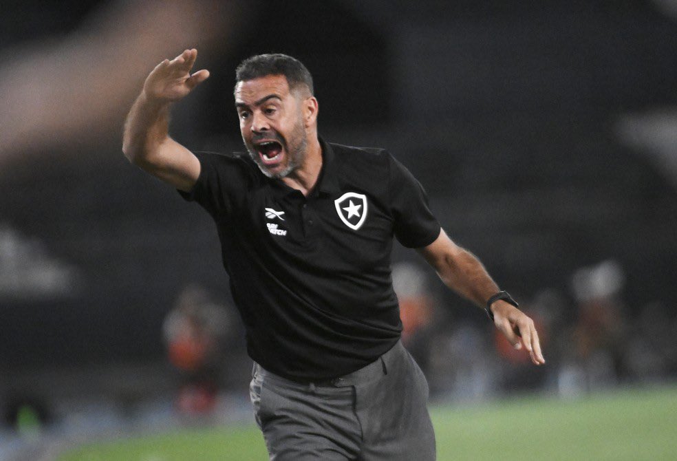 Rizek: Quando a bolinha aponta Palmeiras no sorteio, qual sua reação?

Artur Jorge: exatamente igual como se fosse qualquer outro. Vai ser difícil pra nós, mas também vai ser difícil pro Palmeiras.

Pqp, eu pedi um técnico e me deram um pai.