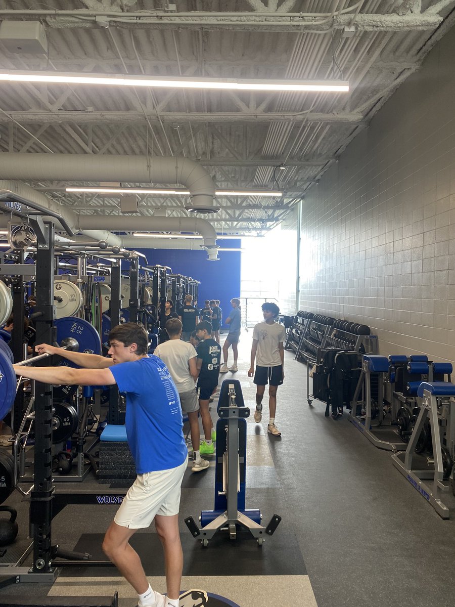 NW_Strength's tweet photo. 9 am session HOPPING with in-season and basketball boys trowin weight around. #MoveWeight https://t.co/arfn1kX9LC